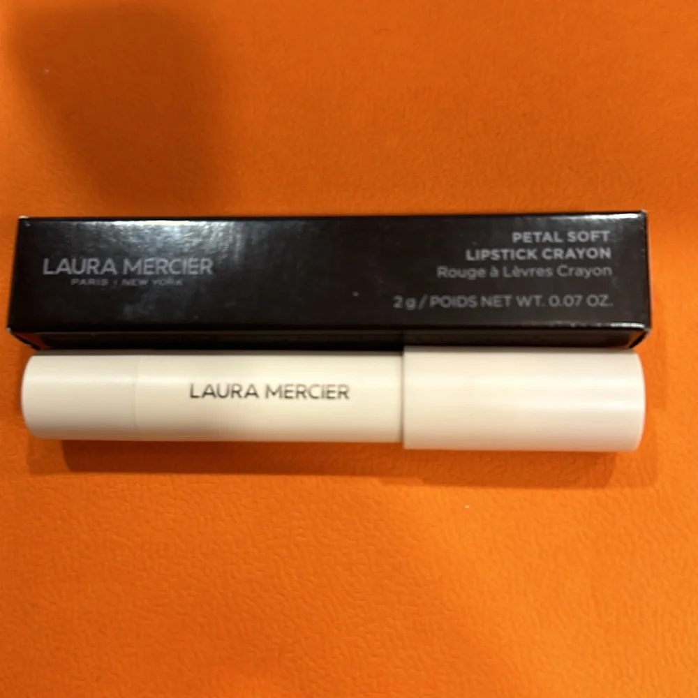 LAURA MARCIER ROUGE A LEVRES SOFT PETAL CRAYON NWT